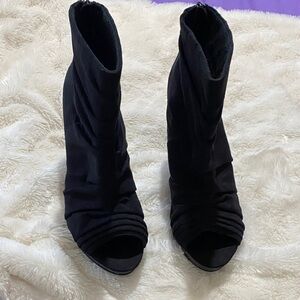 FIONI Clothing Black Peep-Toe Heeled Boots